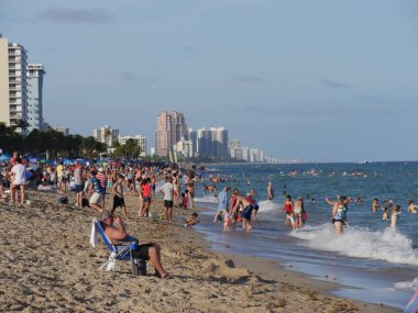Fort Lauderdale, Miami- Aralık 2018: Fort Lauderdale sahillerinde tatilcilerin güzel bir gün geçirdiği plaj manzarası. 