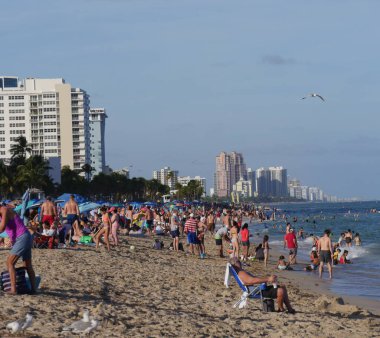 Fort Lauderdale, Miami... 2018 Aralık 'ında Fort Lauderdale sahillerinde büyük bir kalabalık günün tadını çıkarıyor.. 