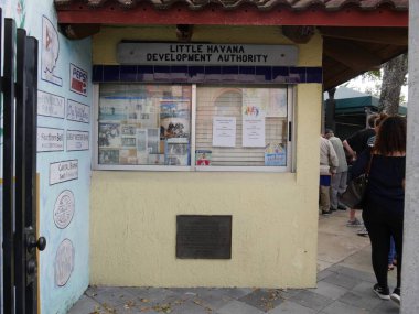 Miami, Florida- Aralık 2018 Miami 'deki Little Havana Geliştirme Kurumu' nun bilet gişesinin penceresi kapalı..