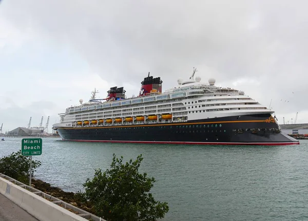 佛罗里达迈阿密 2018年12月 迪士尼游轮豪华游轮沿着海峡滑行前往巴哈马 — 图库照片