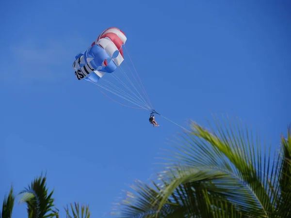 Fort Lauderdale Miami Δεκέμβριος 2018 Μια Μπλε Ομπρέλα Πετάει Πάνω — Φωτογραφία Αρχείου