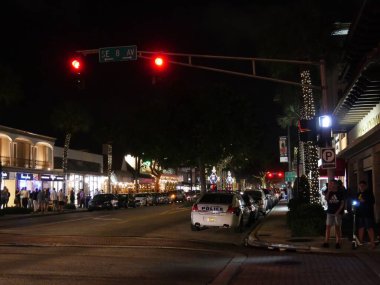 Miami, Florida- Aralık 2018: Miami 'deki sıra sıra mağaza ve restoranların gece fotoğrafları.