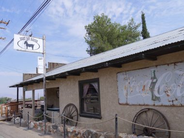 Randsburg, California - Temmuz 2018: Kaliforniya 'daki altın madeni kasabalarından biri olan Randsburg' daki Goat Sky Ranch 'ın sokak manzarası. 