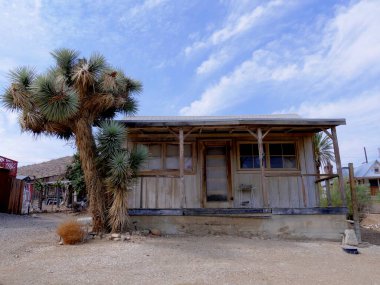 Randsburg, California - Temmuz 2018: Kaliforniya 'nın altın madeni hayalet kasabalarından biri olan Randsburg' da ahşap bir yapının cephesi. 