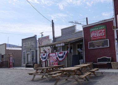Randsburg, California - Temmuz 2018: Kaliforniya 'daki altın madenciliği hayalet kasabalarından biri olan Randsburg' daki dükkan cephelerinin sokak manzarası. 
