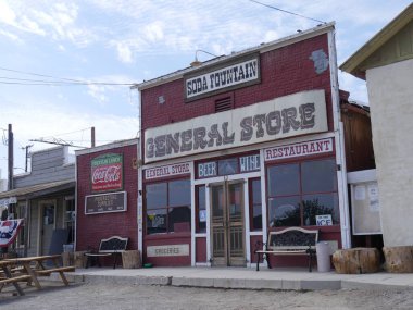 Randsburg, California - Temmuz 2018: Kaliforniya 'daki altın madeni hayalet kasabalarından biri olan Randsburg' daki General Store 'un dış görünüşü. 