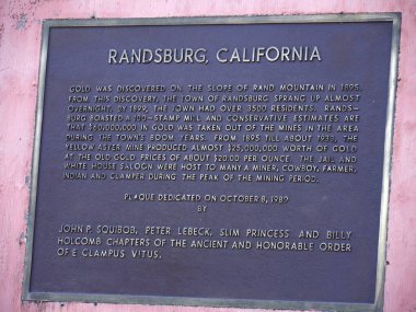 Randsburg, California - Temmuz 2018: Randsburg 'daki bilgilendirici işareti kapat, eski bir altın madeni kasabası Kaliforniya' da hayalet kasabaya dönüştü.