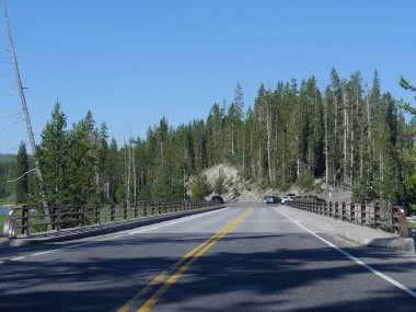 Wyoming, ABD - Temmuz 2018: Wyoming 'deki Yellowstone Ulusal Parkı' nda Lewis Nehri 'ni geçen Beton Köprü.