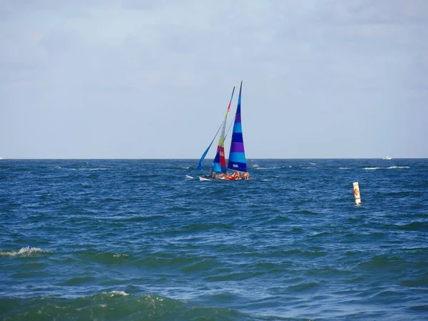 Fort Lauderdale Miami Prosinec 2018 Široký Záběr Barevné Plachetnice Vlnách — Stock fotografie