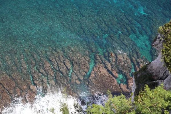 Wunderschöne Korallen Und Felsformationen Unter Kristallklarem Grünen Und Blauen Wasser — Stockfoto