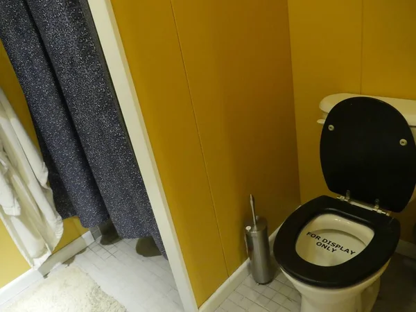 Une Toilette Moderne Avec Couverture Noire Exposée Lors Une Démonstration — Photo