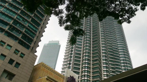 Aufgeschnittene Aufnahme Der Twin Petronas Towers Kuala Lumpur Eingerahmt Von — Stockfoto