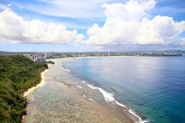 Tumon sahili Guam, ABD 'deki Two Lover' s Point 'ten geniş açıyla görülüyor..