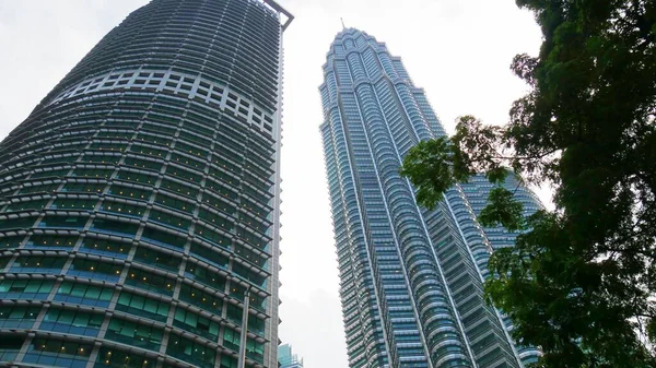 Strzał Górę Twin Petronas Towers Jedna Atrakcji Kuala Lumpur — Zdjęcie stockowe