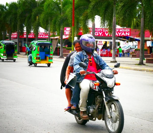 Тагум Сити Филиппины Март 2016 Один Мотоцикл Двумя Людьми Нем — стоковое фото
