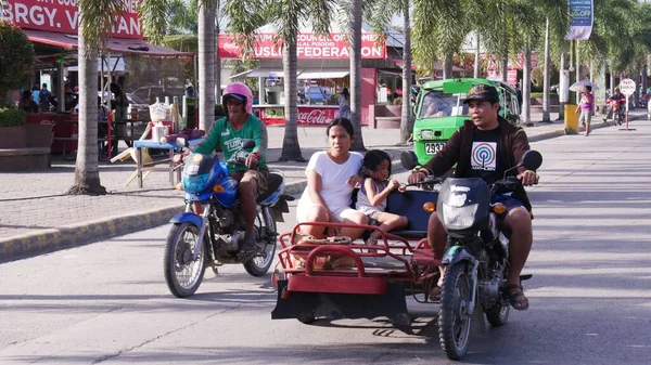 タグム市 フィリピン 3月2016 トリシカド タグム市内の通りで乗客を運ぶサイドカーと即興のオートバイ — ストック写真
