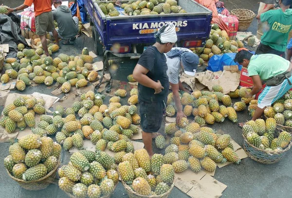 Tagum City Philippines Março 2016 Frequentadores Mercado Escolhendo Frutas Abacaxi — Fotografia de Stock