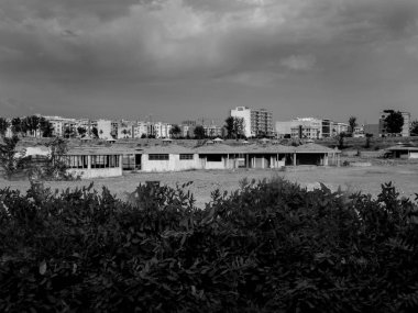 Bir kasabanın siyah beyaz fotoğrafı.