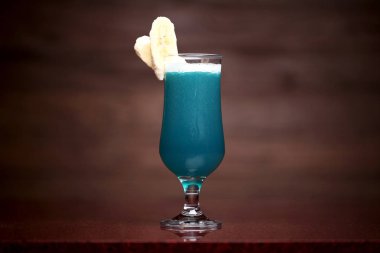 Muz ile mavi kokteyl