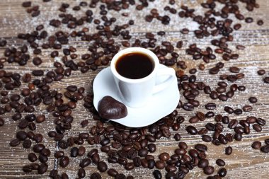 Taze fincan kahve ve kahve çekirdekleri masada