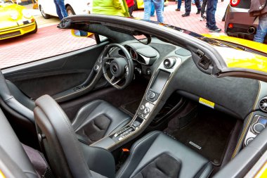 Redmond, Wa - 29 Nisan 2017: Redmond şehir merkezi egzotik otomobil 