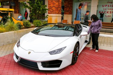 Redmond, Wa - 29 Nisan 2017: Redmond şehir merkezi egzotik otomobil 