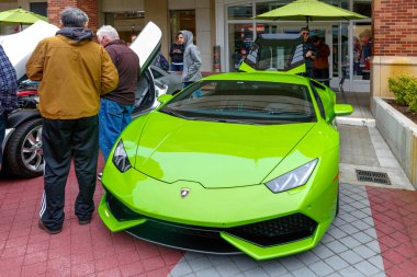 Redmond, Wa - 29 Nisan 2017: Redmond şehir merkezi egzotik otomobil 