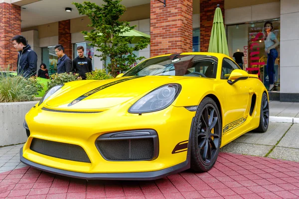 Redmond, Wa - 29 April 2017: Exotische auto show in Redmond Town Center — Stockfoto