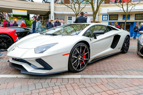 REDMOND, WA - 29 DE ABRIL DE 2017: Exótica exposición de automóviles en Redmond Town Center — Foto de Stock