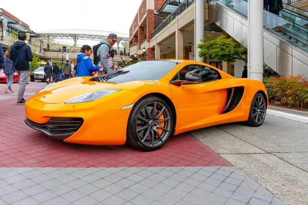 REDMOND, WA - 29 de abril de 2017: Exotic car show no Redmond Town Center — Fotografia de Stock