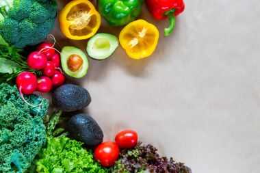 Düz taze sebzelerin kopya alanı ile yatıyordu. 