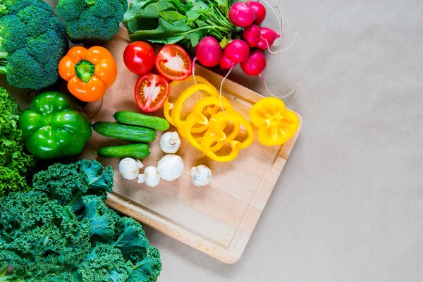 Verduras frescas en una tabla de cortar. — Foto de Stock