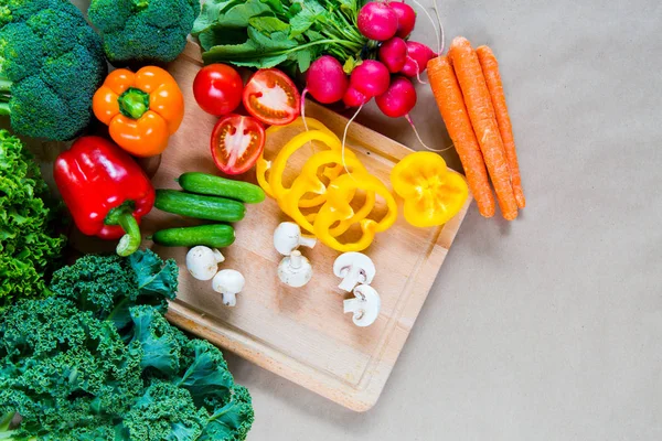 Verduras frescas en una tabla de cortar. — Foto de Stock