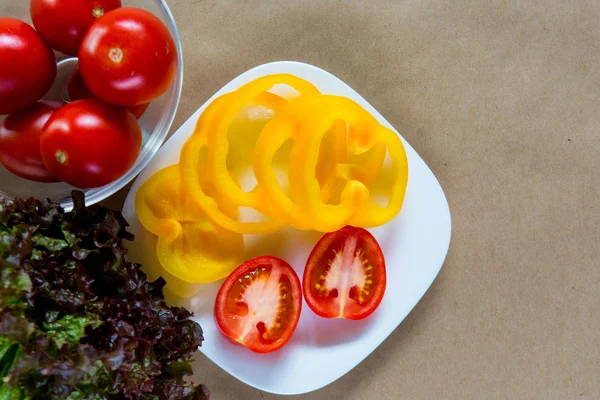 Frisches Gemüse auf einem Teller, Draufsicht. — Stockfoto
