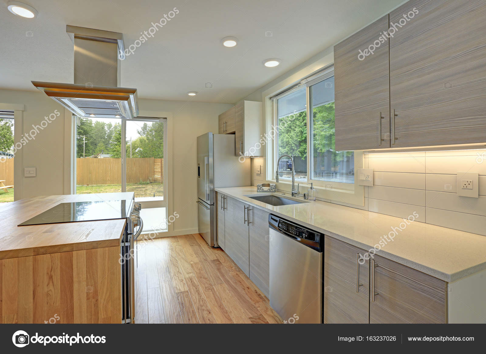 Ilha De Cozinha Possui Cozinha Recentemente Remodelada Com Uma Capa Ilha De Cozinha Possui Cozinha Recentemente Remodelada Com Uma Capa