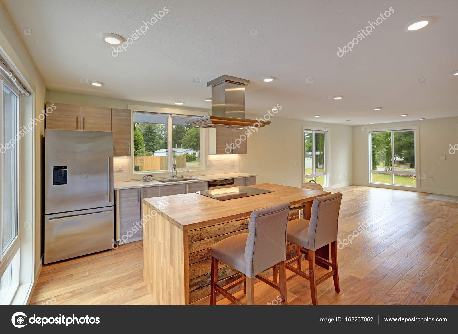 Ilha De Cozinha Possui Cozinha Recentemente Remodelada Com Uma Capa Ilha De Cozinha Possui Cozinha Recentemente Remodelada Com Uma Capa