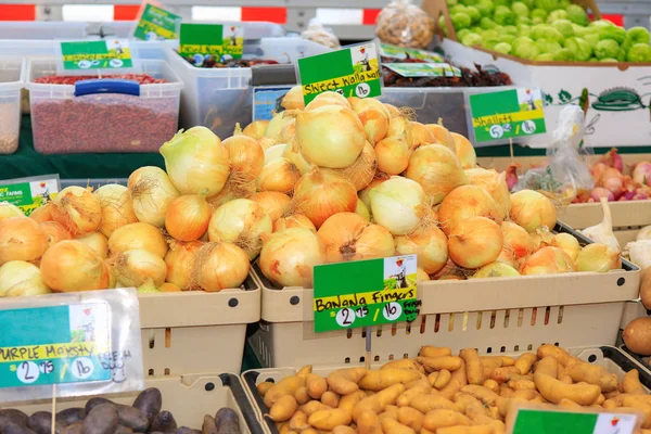 Walla Walla oignon sucré exposé à la vente au marché fermier . — Photo