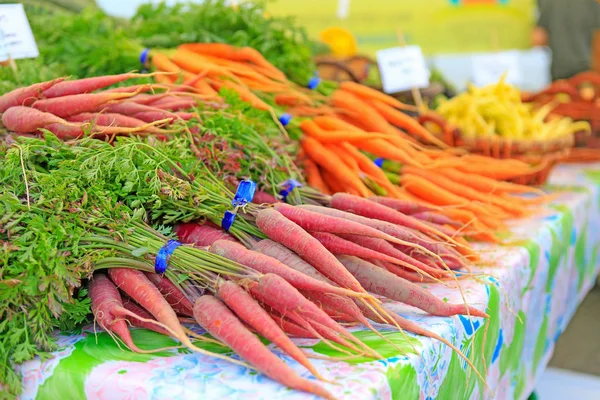 Zanahorias rojas frescas en exhibición en el mercado de agricultores . — Foto de Stock