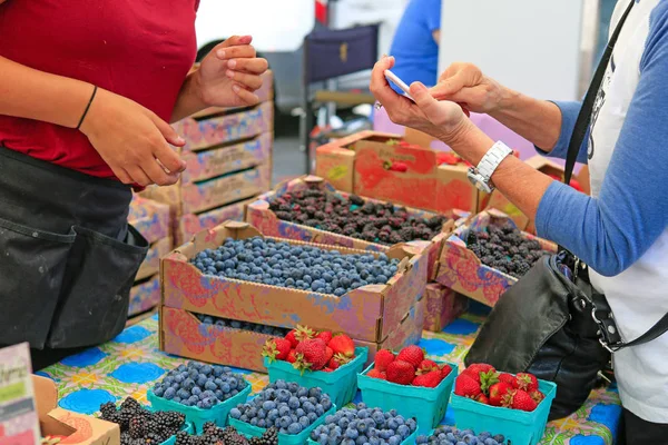 Fresas, moras y arándanos de cultivo ecológico a la venta en el mercado de agricultores del centro de la ciudad . — Foto de Stock