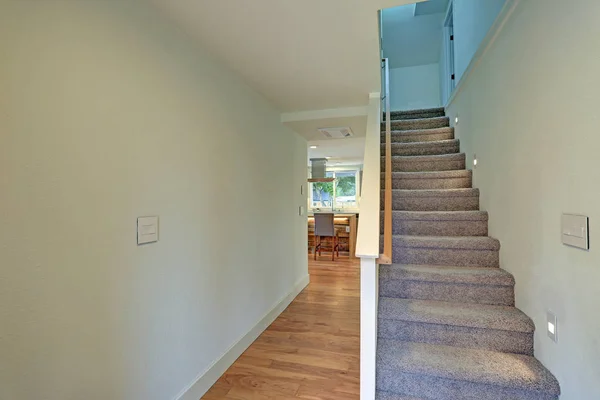 Salón Foyer vacío de casa moderna completamente renovada — Foto de Stock