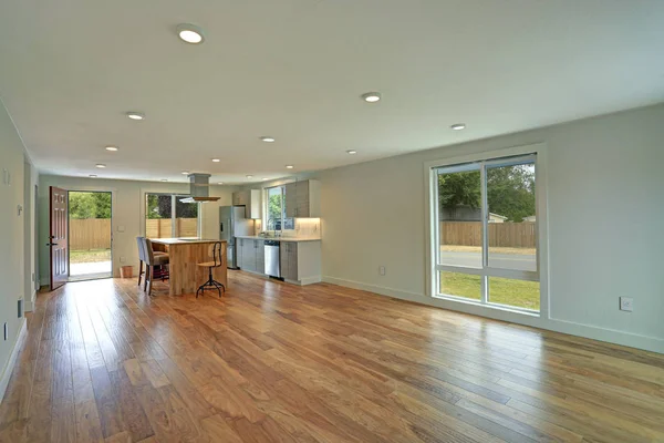Open floor plan interior features a newly remodeled kitchen — Stock Photo, Image