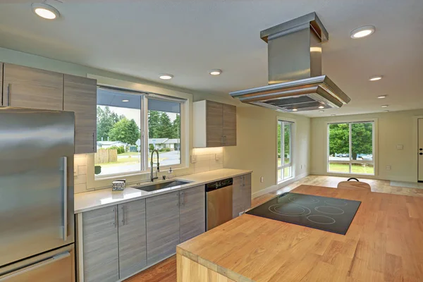 Nyligt ombygget køkken kan prale køkken ø med en hætte . - Stock-foto