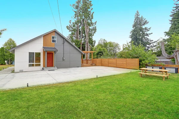 Całkowicie odnowiony dom nowoczesny w Everett — Zdjęcie stockowe