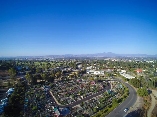 Vista aérea de la ciudad con carreteras, edificios, parques y estacionamientos . — Foto de Stock