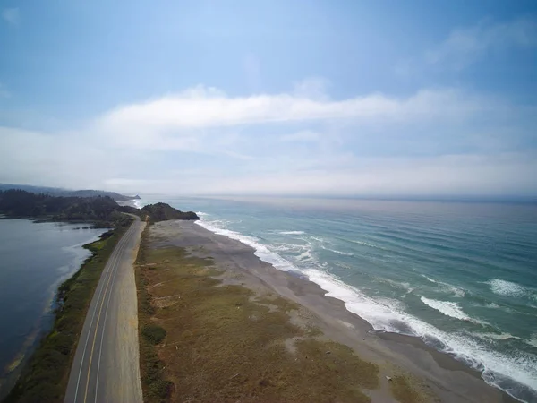 Dağ Gölü ve okyanus kıyı arasındaki yalnız yol — Stok fotoğraf