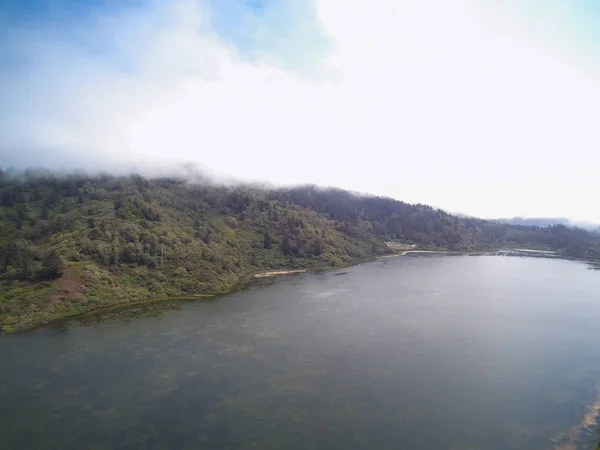 Belle vue aérienne d'un lac de montagne — Photo