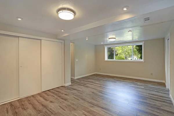 Bright beige ruang kosong besar dengan lantai kayu keras — Stok Foto