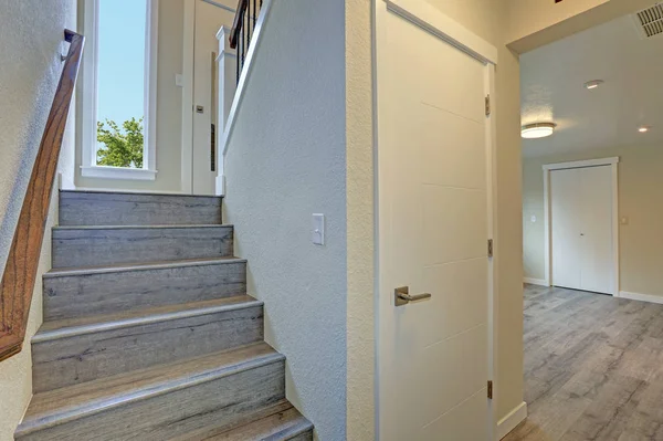Características de la casa estilo diván vacío escalera de madera gris — Foto de Stock