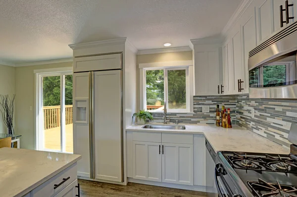 Hermosa cocina abierta segundo piso blanco — Foto de Stock