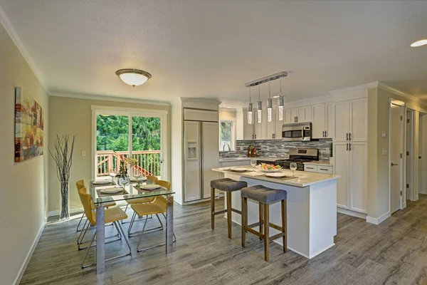 Открытый второй этаж белая кухня со столовой — стоковое фото